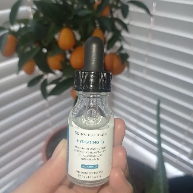SkinCeuticals Hydrating B5 serum is a great addition to my
